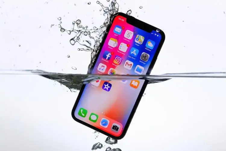 How_to_get_water_out_of_the_lightning_port_01s
